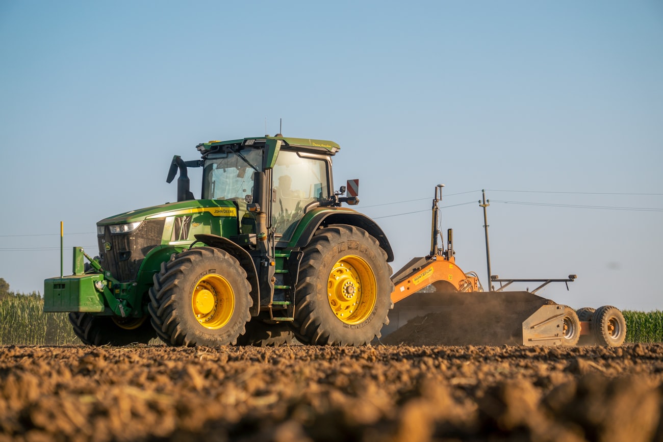 Máquina nivelando el terreno de una finca